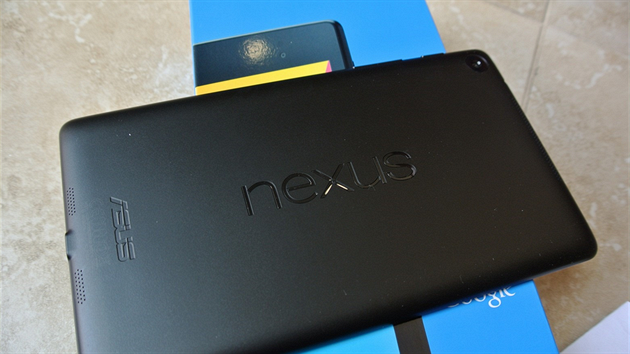 Plastov zadn strana sedmipalcovho tabletu Nexus