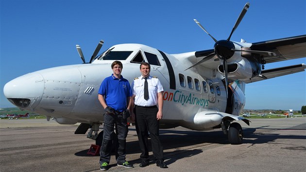 Zdenk Skldal (vpravo) ped svm letadlem na ostrov Man spolu s mechanikem Jim Rikou.
