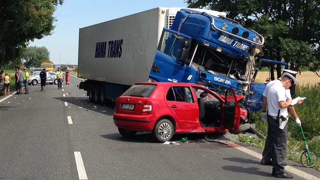 Nehoda kamionu, nkladnho a osobnho auta u obce Oseek na Nymbursku.