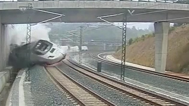 Z�b�r z bezpe�nostn� kamery - vykolejen� souprava se za��n� kroutit pod mostem