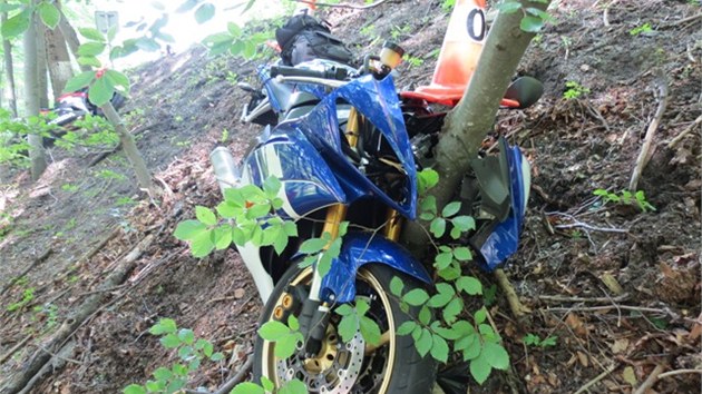 Po nehod dvou motork skonily jejich stroje ve srzu, z toho jeden narazil eln do stromu. Mui vyvzli bez zrann, koda na motorkch ale doshla 271 tisc korun.