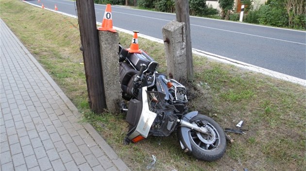 Pi druh nehod v nedli v esk Vsi krtl motork patn zajitnm stojanem o silnici a ztratit rovnovhu. Pot skonil mezi dvma betonovmi patkami sloupu.