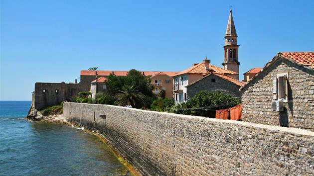 Staré město bylo postaveno přímo na břehu moře a chrání ho vysoké a silné hradby.