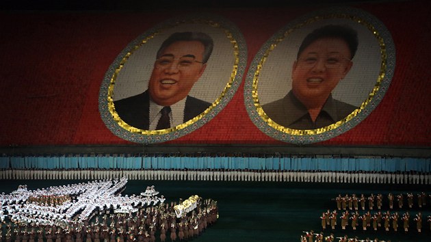 VYVOLENÍ. Na slavnosti Arirang nesmějí chybět ani dva uctívaní vůdci KLDR. Zakladatel Kim Ir-sen a Kim Čong-il. Jejich portréty složily tisíce lidí z různě barevných destiček. 