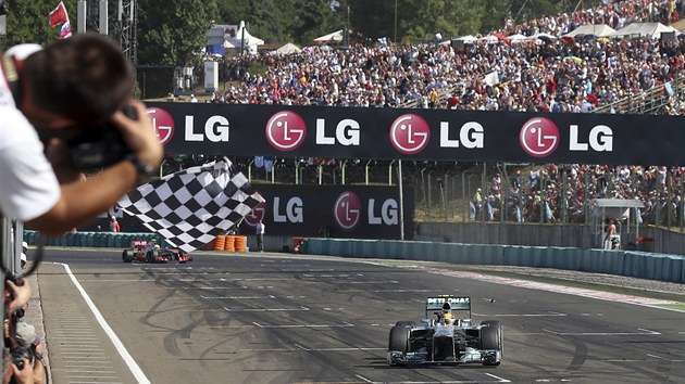 CL. Lewis Hamilton s vozem Mercedes si jede pro vtzstv ve Velk cen Maarska. 