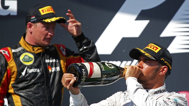 OSV̎EN. Lewis Hamilton pije ampask po vtzstv v Maarsku. 