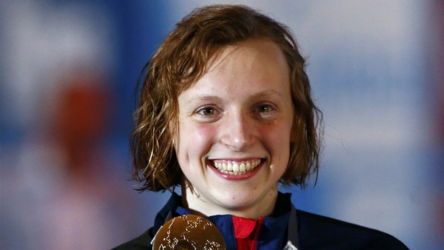 ZLATO. estnctilet Amerianka Katie Ledeck vybojovala zlato na MS v Barcelon fenomenlnm asem. 400 metr zaplavala pod tyi minuty. 