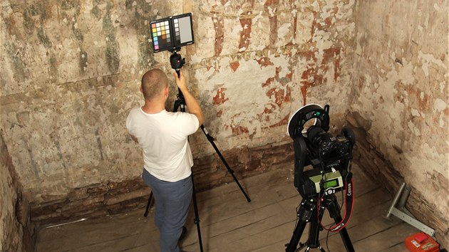 Odbornci skenovali gotickou fresku Poslednho soudu v Broumov.
