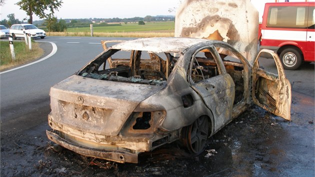 Na sjezdu z dlnice D11 u Praskaky na Hradecku shoel mercedes (28.7.2013).