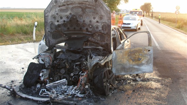 Na sjezdu z dlnice D11 u Praskaky na Hradecku shoel mercedes (28.7.2013).