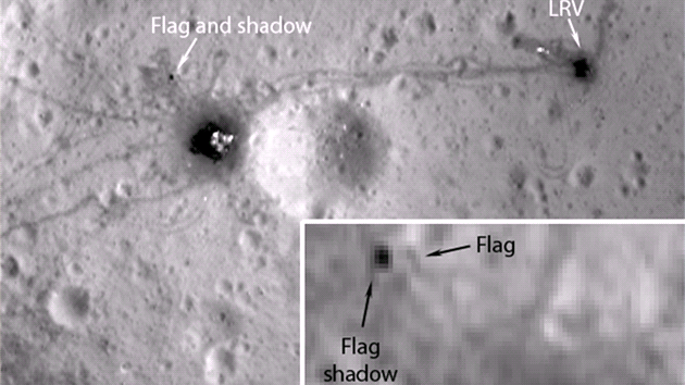 Vlajka, kterou na Msci zanechali astronauti z mise Apollo 16, stle stoj a vrh stn.