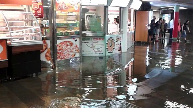 Voda zaplavila vestibul stanice praskho metra Mstek (29. ervence 2013).