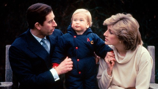 Princ Charles, Diana a jejich syn William v zahradách Kensingtonského paláce (14. prosince 1983)