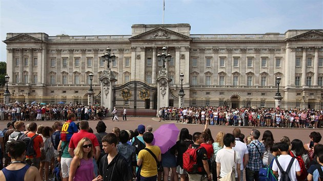 Po oznámení, že manželka prince Williama Catherine odjela do porodnice, se před Buckinghamským palácem shromáždili lidé. (22. července 2013)