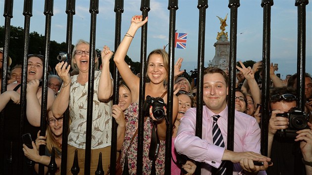 Britové slaví. Vévodkyn Kate porodila syna. (22. ervence 2013)