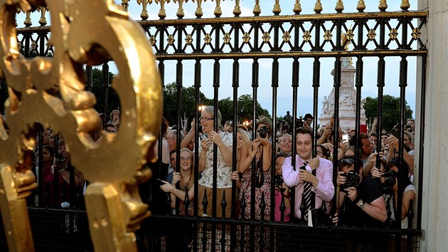 Britov ped Buckinghamskm palcem slav narozen syna prince Williama a Kate. (22. ervence 2013)