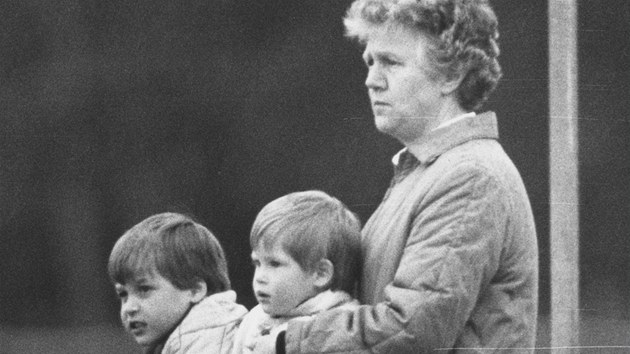 Princov� William a Harry a jejich ch�va Olga Powellov� (18. kv�tna 1987)