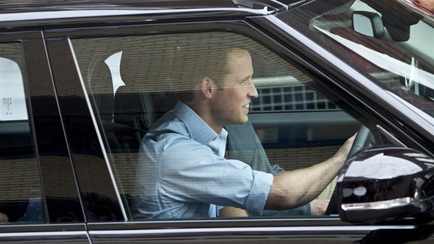 Princ William z porodnice odváží manželku Kate a syna. (23. července 2013)