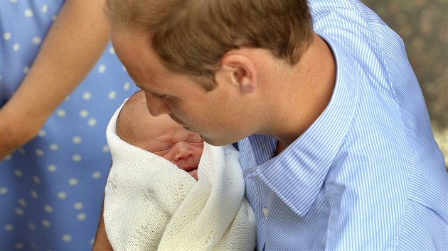 Princ William a jeho prvorozený syn (23. července 2013)