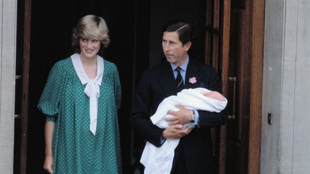 Princezna Diana, princ Charles a jejich prvorozen syn William opoutj porodnici. (22. ervna 1982)