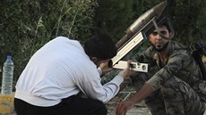Vojáci Syrské svobodné armády pipravují k vyputní raketu domácí výroby ve...