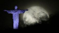 Vítej u nás. Papee Frantika vítá i socha Krista Vykupitele nad Rio de...