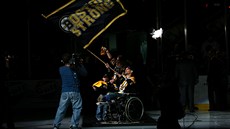 Marc Fucarile se objevil na led� p�ed zápasem Bostonu proti Chicagu v playoff...