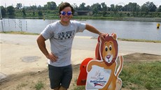 Kajaká Vavinec Hradilek a maskot mistrovství svta, které zane za sedm týdn