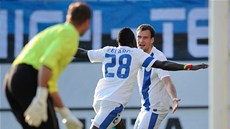 GÓLOVÁ RADOST. Dzon Delarge (vlevo) se raduje spolu s Michaelem Rabu�icem.