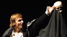 V Národním divadle moravskoslezském si Jan Hájek zahrál Hamleta.