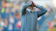 Trenér fotbalist Slovácka Svatopluk Habanec zoufá z výkonu svých svenc v
