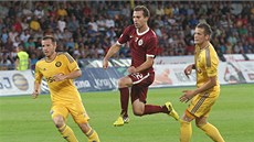 Sparanský fotbalista Josef Hubauer stílí gól do sít Jihlavy v ligovém