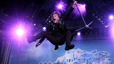 Bruce Dickinson, charizmatický frontman kapely Iron Maiden, na koncert...