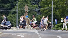 Na kole p�es p�echod. Chování, které n�kte�í cyklisté pova�ují za b�né, chce