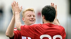 Fotbalisté Viktorie ikov Matej Sivri (zády) a Karel Kiidron se radují z