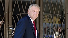 Ministr obrany Vlastimil Picek odchází z policejní slu�ebny v centru Prahy, kde
