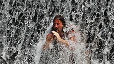 Mu� se ochlazuje v jezu na Jize�e v P�epe�ích na Turnovsku (27. �ervence 2013)