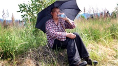 Úastník Legionáského mare Jindich Miksa se chrání ped sluncem na vrcholu...