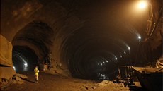 Tunel Blanka - Neupravený tunel sm�rem k �ece. Vlevo budoucí v�trací �achta,