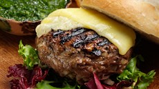 Hlavní roli při přípravě burgerů hraje maso ve vysoké kvalitě. 