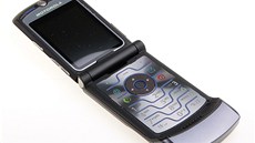 Krasavec. Ještě dnes vypadá Motorola V3i báječně. Nadčasový design a na...
