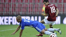 PADEJ NA ZEM. Jií Jeslínek (vpravo) ze Sparty v souboji s Pavelsem Surninsem z