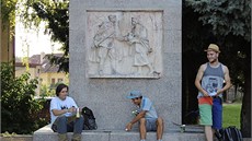 Piknik u pomníku. K plastice v Ok�í�kách chodí relaxovat mláde�.