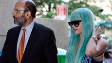 Amanda Bynesová pila k soudu s modrými vlasy.