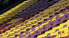 PO REKONSTRUKCI. Strmá tribuna pro�la p�ed rokem a p�l rozsáhlou rekonstrukcí....