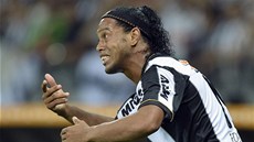 NASAZENÍ. Brazilský fotbalista Ronaldinho z Atlétika Mineiro finále Poháru...