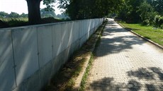 U eky Moravy v Uherském Hraditi rostou v nkterých místech nové betonové zdi.