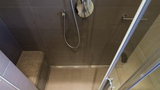 Velký sprchový kout s posuvnými dvemi e vybavený odtokovými lábky, lavikou i