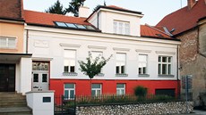 Historizující fasáda domu pipomíná asy rakousko-uherského císaství.