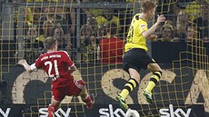 Dortmundský Marco Reus střílí gól ve finále německého Superpoháru. Marně se mu...